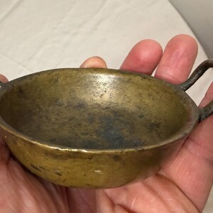 Antigua sartén y wok de latón, de 1800, hecha a mano, con miniaturas de vendedor. imagen 8