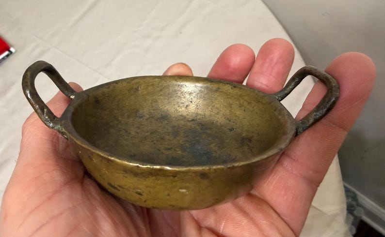Antigua sartén y wok de latón, de 1800, hecha a mano, con miniaturas de vendedor. imagen 8