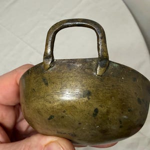 Antigua sartén y wok de latón, de 1800, hecha a mano, con miniaturas de vendedor. imagen 6