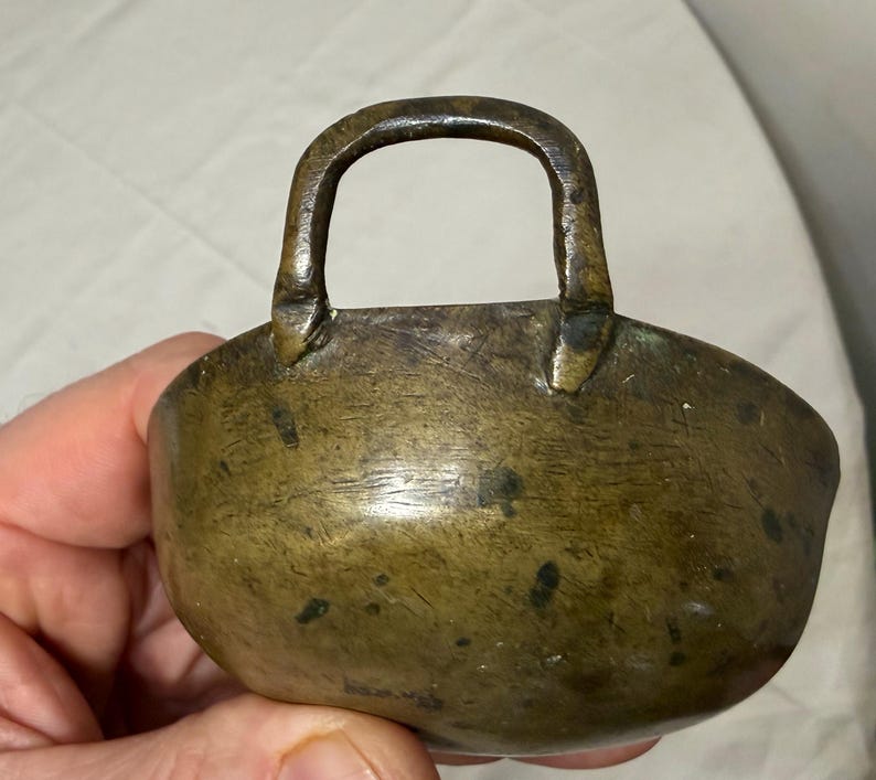 Antigua sartén y wok de latón, de 1800, hecha a mano, con miniaturas de vendedor. imagen 6