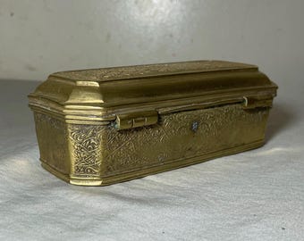 Caja de rapé francesa antigua del siglo XIX, de latón con relieve ornamentado