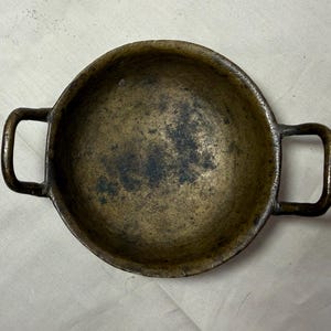 Puede incluir: Un juego de tres tazas de cer&aacute;mica con un acabado mate moteado. Las tazas son de color crema, gris claro y gris oscuro. Cada taza tiene un dise&ntilde;o simple y minimalista.