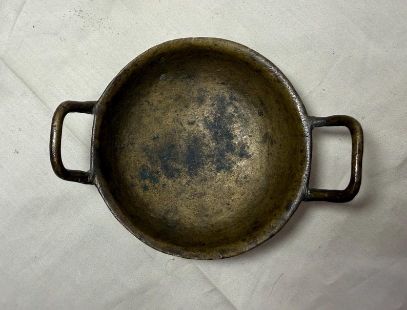 Puede incluir: Un juego de tres tazas de cer&aacute;mica con un acabado mate moteado. Las tazas son de color crema, gris claro y gris oscuro. Cada taza tiene un dise&ntilde;o simple y minimalista.