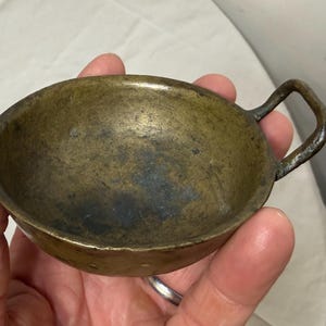 Antigua sartén y wok de latón, de 1800, hecha a mano, con miniaturas de vendedor. imagen 2