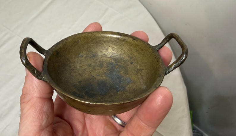 Antigua sartén y wok de latón, de 1800, hecha a mano, con miniaturas de vendedor. imagen 2
