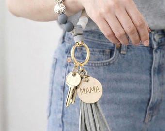 Porte-clés pendentif maman en bois : bracelet en silicone et perles de bois avec pompon