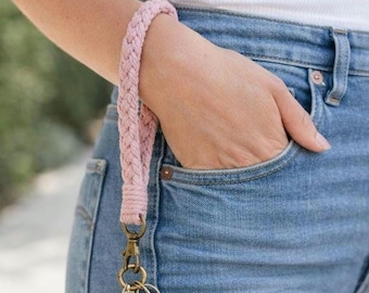 Lanière de poignet en coton tressé, porte-clés en macramé rose poudré, fermoir en laiton antique