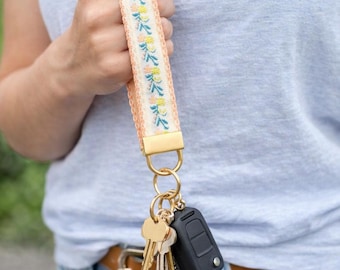 Porte-clés floral avec bracelet Cottagecore | Porte-clés en tissu délicat | Dragonne faite main