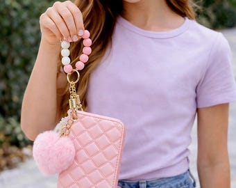 Ensemble portefeuille matelassé rose - porte-clés coeur flou et bracelet en perles