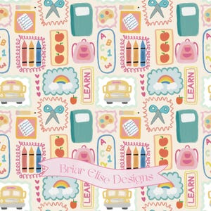 Op de afbeelding: Een herhalend patroon op een crèmekleurige achtergrond met illustraties in schoolthema, waaronder gele schoolbussen, roze rugzakken, blauwe scharen, kleurpotloden, appels, regenbogen en notitieboekjes. De tekst Briar Elise Designs staat op een roze banner.