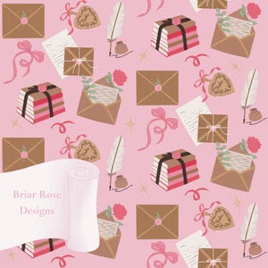 Op de afbeelding: Een roze achtergrond met een herhalend patroon van bruine enveloppen, geschenkdozen, linten, veren, inktpotten en rollen. De geschenkdozen hebben roze en rode strepen. De rol heeft de tekst "Briar Rose Designs".