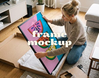 Mockup zwarte lijst | Lifestyle Unboxing-scène, persoon met kunst (PSD)