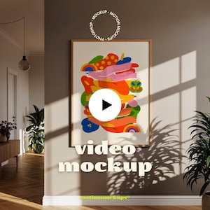 Puede incluir: Una impresión artística enmarcada con un diseño abstracto colorido con pájaros, arcoíris y mariposas. La obra de arte está en un marco de madera y cuelga de una pared de color neutro. Las palabras "video mockup" se muestran.