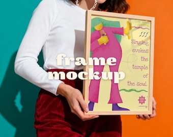 Mockup di donna che tiene una cornice, mockup di poster con persona, mockup di cornice realistica, mockup di arte murale artistica, mockup di poster ISO DIN (PSD)