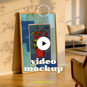 Puede incluir: Un póster enmarcado con una vibrante ilustración de rosas rojas en una maceta roja, sobre un fondo azul. El póster tiene el número 52 y las palabras "video mockup" en blanco. El marco es de madera clara.