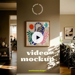 Può includere: Una stampa artistica incorniciata con un design astratto colorato con una tigre blu, un sole rosso e forme verdi e rosa. L'immagine è visualizzata su una parete grigia con le parole "video mockup" in grandi lettere bianche.