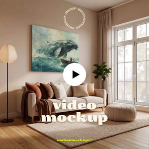 Puede incluir: Una escena de sala de estar con una impresión en lienzo de una ballena emergiendo del océano. Un sofá blanco con cojines y una manta está frente a la obra de arte. Las palabras "video mockup" se muestran en la imagen.