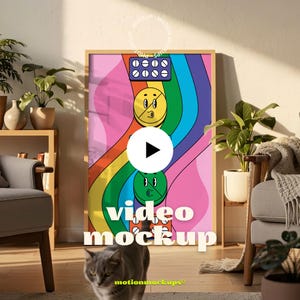 以下が含まれることがあります： 虹色の波模様、ピル型の要素、笑顔の顔が特徴の、カラフルで漫画的なデザインの額入りポスター。「video mockup」の文字が遊び心のあるフォントで表示されています。灰色の猫が前景にいます。