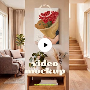 Puede incluir: Escena de salón con sofá, plantas y una mesa auxiliar de madera. Una obra de arte enmarcada de un ramo de rosas rojas cuelga de la pared. El texto "let's fall in" es visible en la obra de arte.