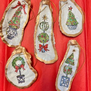 Feestelijk vormsnoeisel kerstornament in oesterschelp, elegant kustboomdecor, uniek handgemaakt vakantiecadeau