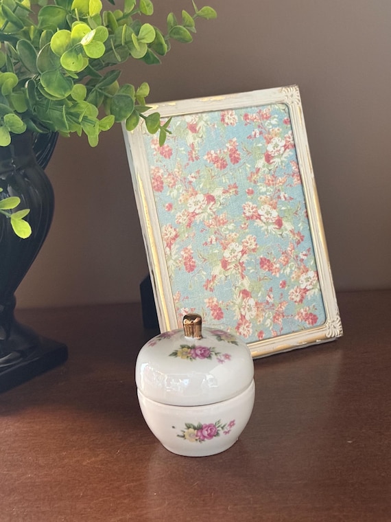 Vintage Floral Porcelain Vanity Trinket Box w/ Go… - image 2