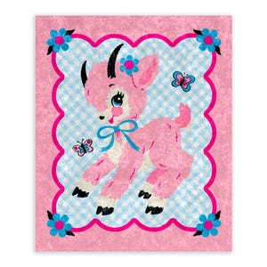 Pu&ograve; includere: Illustrazione rosa di un capretto con fiocco blu, fiori e farfalle. Il capretto &egrave; ambientato su uno sfondo a scacchi blu e bianco, incorniciato da un bordo rosa smerlato con fiori blu. Il design generale ha un'estetica vintage e stravagante.