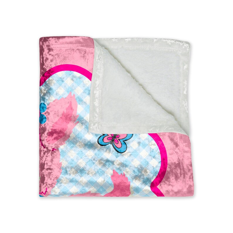 Pu&ograve; includere: Una coperta rosa e bianca con un motivo floreale. La coperta presenta un bordo rosa e un motivo a scacchi blu e bianco. La coperta &egrave; realizzata in un materiale morbido e felpato, perfetto per coccolarsi.