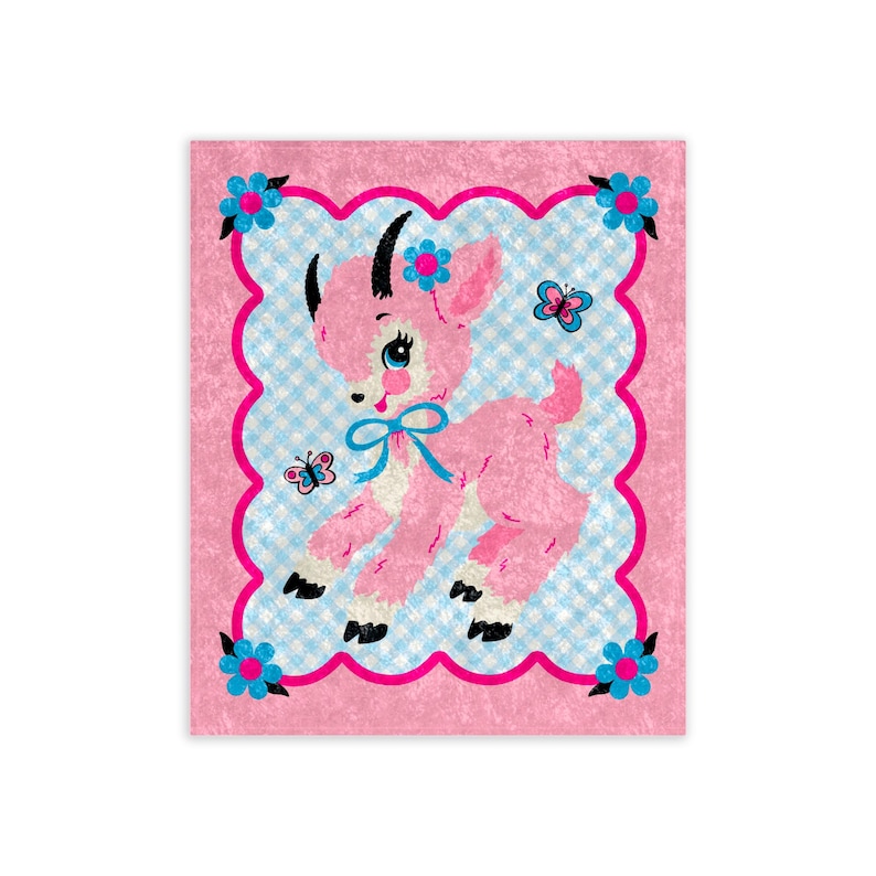 Pu&ograve; includere: Illustrazione rosa di un capretto con fiocco blu, fiori e farfalle. Il capretto &egrave; ambientato su uno sfondo a scacchi blu e bianco, incorniciato da un bordo rosa smerlato con fiori blu. Il design generale ha un'estetica vintage e stravagante.