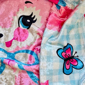 Cute Kitschy Retro Goat Crushed Velvet Blanket - Vintage Kitsch Gingham Pink and Blue Sherpa Throw Blanket immagine 5