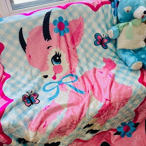 Cute Kitschy Retro Goat Crushed Velvet Blanket - Vintage Kitsch Gingham Pink and Blue Sherpa Throw Blanket immagine 2