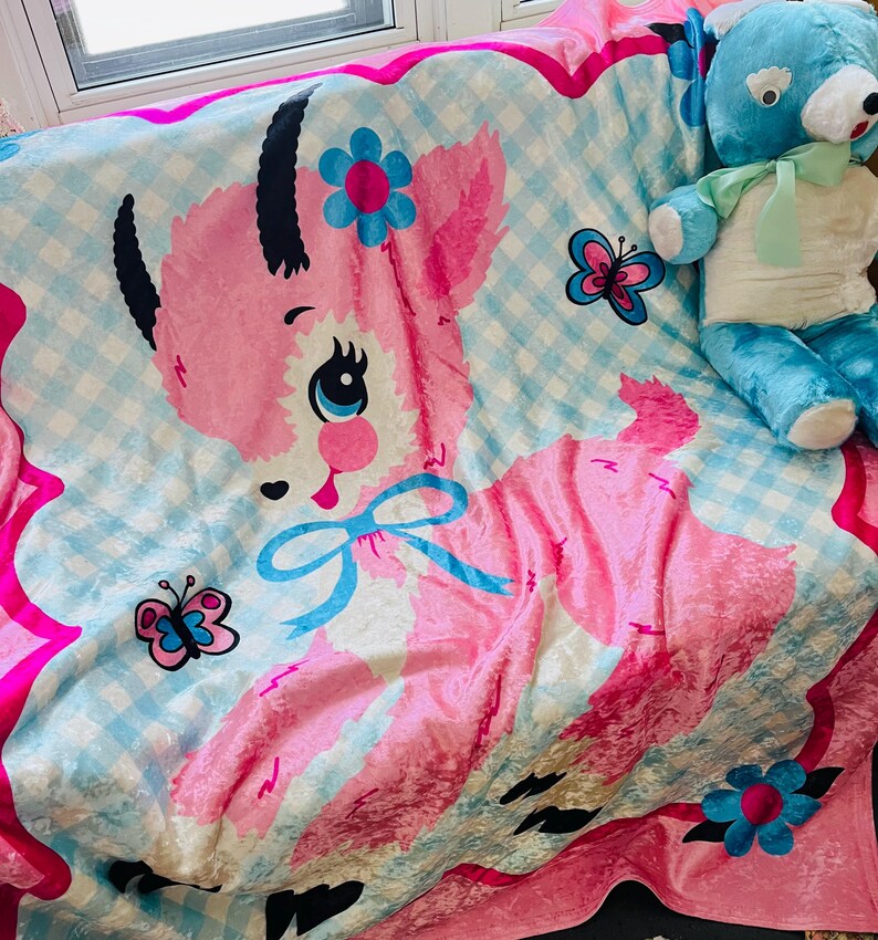 Cute Kitschy Retro Goat Crushed Velvet Blanket - Vintage Kitsch Gingham Pink and Blue Sherpa Throw Blanket immagine 2