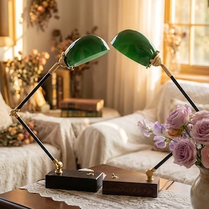 Lámpara de banquero vintage verde esmeralda, base de nogal, lámpara de escritorio ajustable de latón.