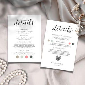 Puede incluir: Dos tarjetas blancas de detalles de boda con la palabra "detalles" en escritura elegante. Las tarjetas incluyen información de ceremonia y recepción, código de vestimenta y una nota sobre regalos. Un collar de perlas y flores están en el fondo.