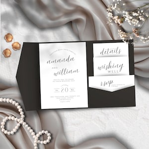 Puede incluir: Un juego de invitaciones de boda negro con texto blanco. La invitación incluye los nombres "amanda" y "william", junto con la fecha "20 de marzo". Las tarjetas adicionales dicen "details", "wishing well" y "rsvp".