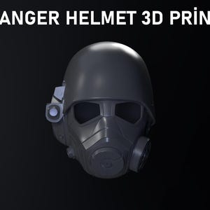 Può includere: File di stampa 3D di un casco NCR Ranger grigio scuro. Il casco presenta una maschera antigas, occhiali e una parte superiore arrotondata. Il testo "NCR RANGER HELMET 3D PRINT FILE", "Sliced and Scaled" e "STL" è visibile.