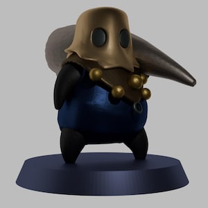 Puede incluir: Figura estilizada de un personaje con un disfraz de médico de la peste. La figura tiene una máscara color canela con agujeros negros para los ojos, un pico largo y un atuendo azul oscuro. Se encuentra sobre una base azul oscuro, con un saco gris en la espalda.