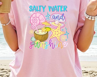 Camiseta "Agua salada y sol", camiseta estilo preppy para un día de playa, top Comfort Colors con ambiente costero, camiseta gráfica para amantes del océano, ropa para vacaciones de verano.