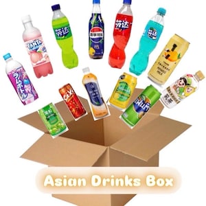 Puede incluir: Una caja de cartón llena de varias bebidas asiáticas, incluyendo botellas de Fanta, Ramune y latas de refrescos. La caja está etiquetada como "Asian Drinks Box" en amarillo.