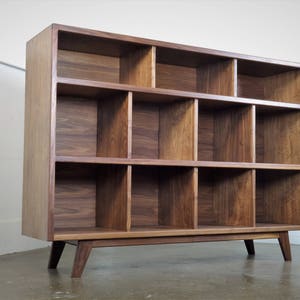 The StudioK is a mid-century modern stereo console for a record player and record storage Bild 4