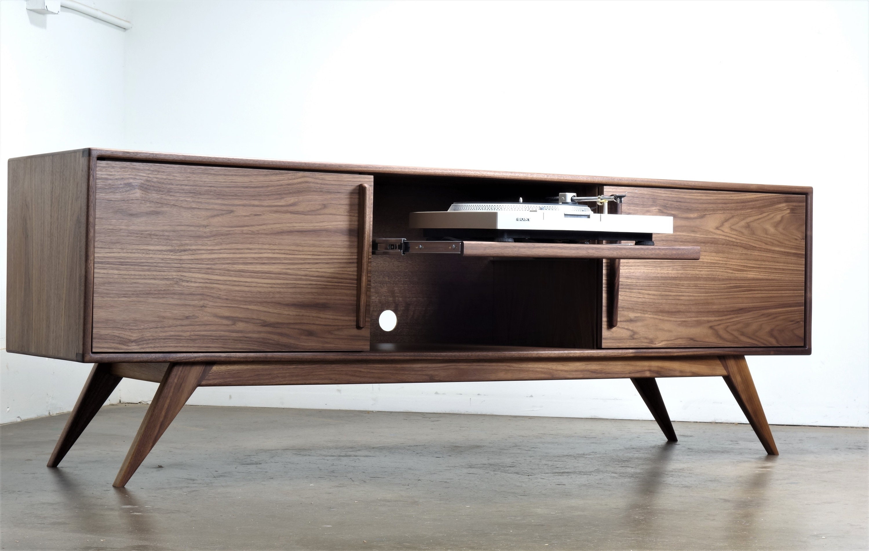 Reusachtig Siësta Op de loer liggen The blackgold is a Mid Century Modern TV Console | Etsy