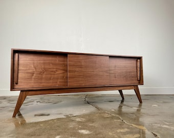 Aparador moderno de nogal de mediados de siglo: consola multimedia con puertas corredizas hecha a mano