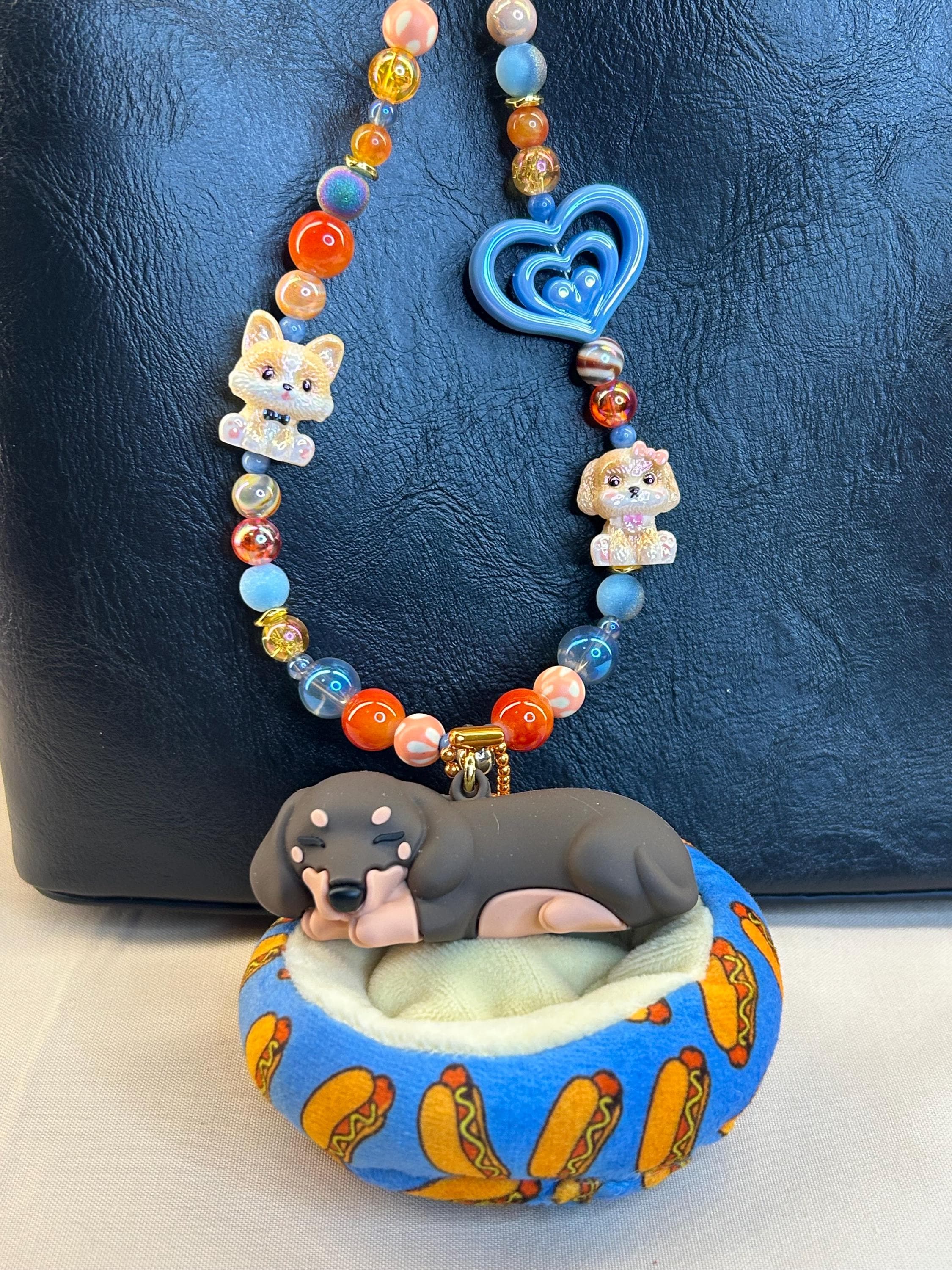 ハートと子犬があしらわれた財布/バッグチャーム。ホットドッグ型の