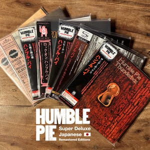 Puede incluir: Una colección de álbumes de música de Humble Pie en ediciones japonesas con funda de papel, que presentan varios diseños de portada, incluido el álbum Thunderbox con un gráfico de cerradura, todo en fundas de plástico transparente con texto en japonés.