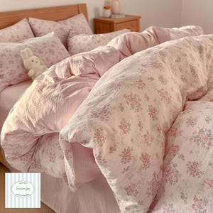 Set di biancheria da letto in garza di cotone con stampa floreale / Set di lusso a quattro pezzi, doppio strato, morbido e accogliente.