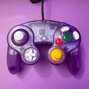 Mando personalizado para GameCube: color morado atómico con botones brillantes sin acabado.