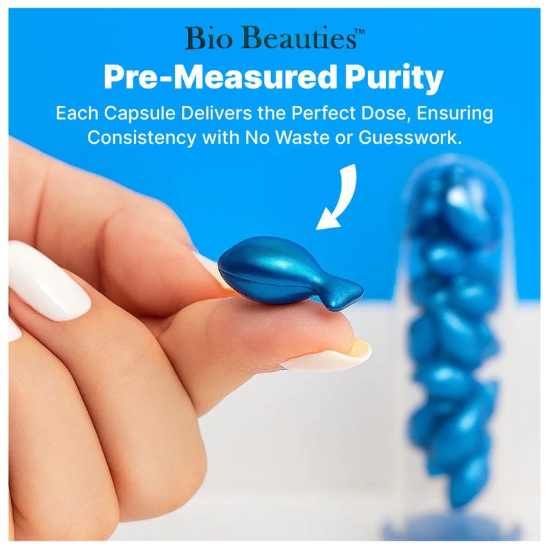 Pu&ograve; includere: Primo piano di una capsula blu tenuta tra le dita, con un contenitore trasparente pieno di capsule simili sullo sfondo. Il testo "Bio Beauties" e "Pre-Measured Purity" &egrave; visibile.