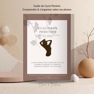 Peut inclure: Un guide intitulé "Guide du Cycle Féminin" avec du texte en français, présentant une silhouette d'une personne. Le guide est sur un fond neutre avec des éléments décoratifs, dont un vase et une petite sculpture. Le titre du guide est "Cycle Féminin & Productivité".