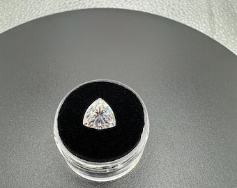 Piedra suelta de moissanita talla trillón con certificación GRA, pureza VVS 1D y color D.