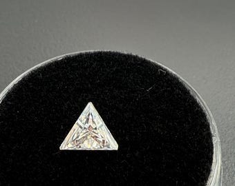 Piedra suelta de moissanita triangular con certificación GRA, pureza VVS 1D y color D.