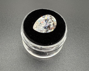 Piedra suelta de moissanita talla pera con certificación GRA, pureza VVS 1D y color D.
